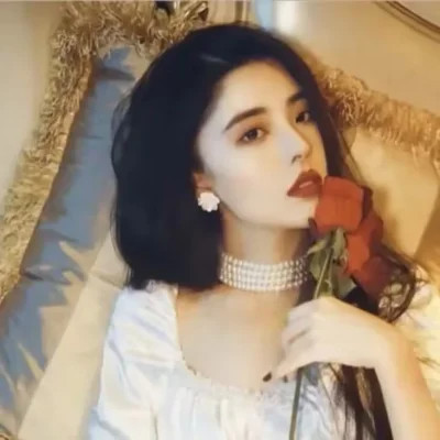 最新2025女生时尚又个性微信头像图片