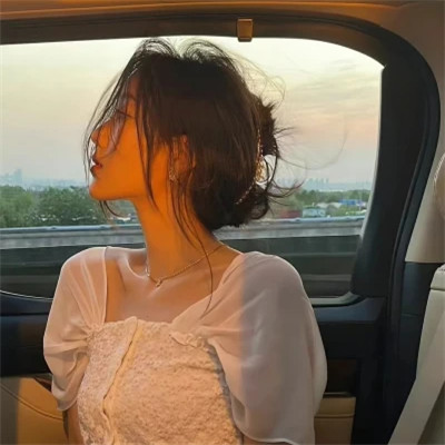 最新2025女生时尚又个性微信头像图片