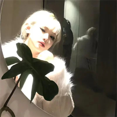 2025最新个性女生微信头像