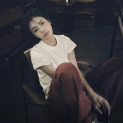 emo感满满的女生头像图片