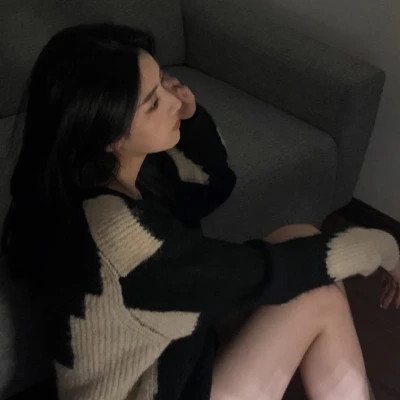 emo感满满的女生头像图片