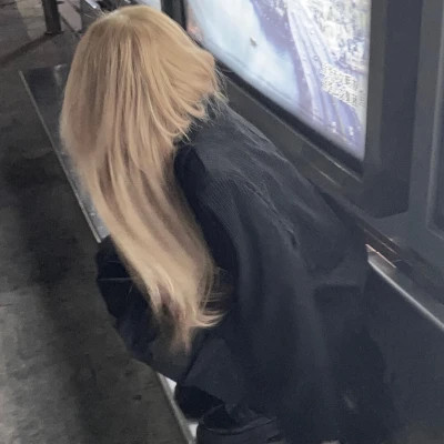 emo感满满的女生头像图片