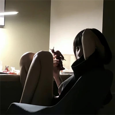 emo感满满的女生头像图片
