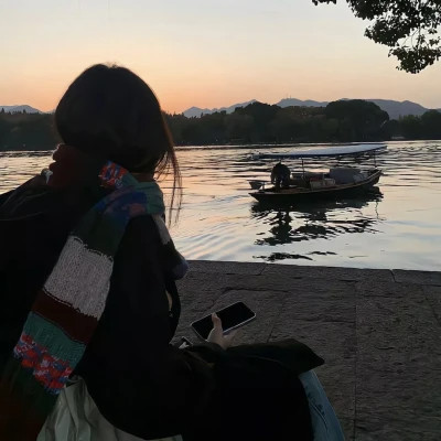emo感满满的女生头像图片