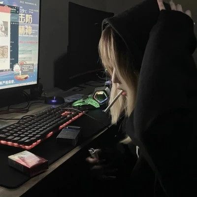 emo感满满的女生头像图片
