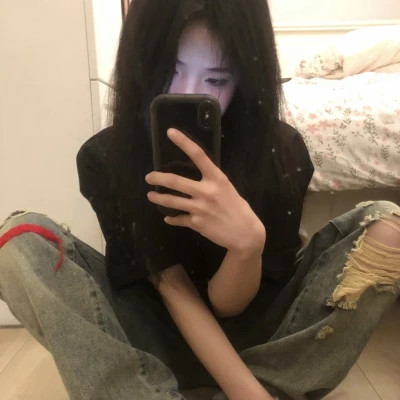 emo感满满的女生头像图片