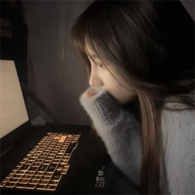 emo感满满的女生头像图片