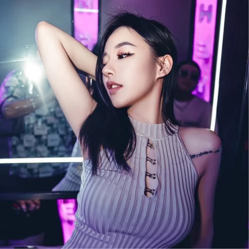 2025年最受欢迎的微信女头像图片
