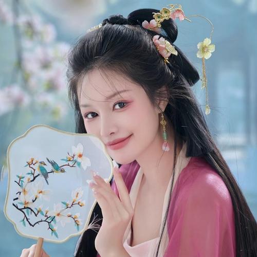 2025年最受欢迎的微信女头像图片