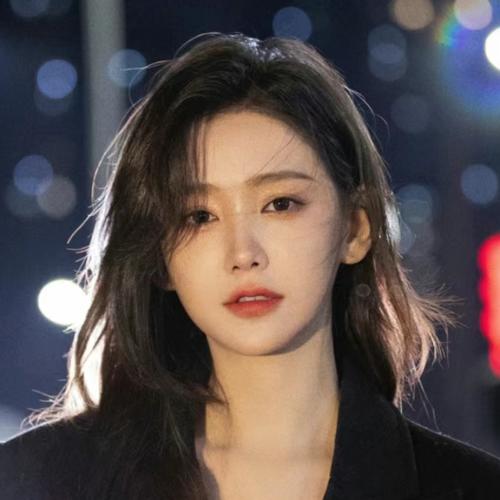 2025年最受欢迎的微信女头像图片