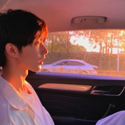 优雅帅气的男生头像图片