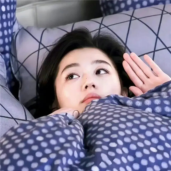 超有故事感的女生头像图片