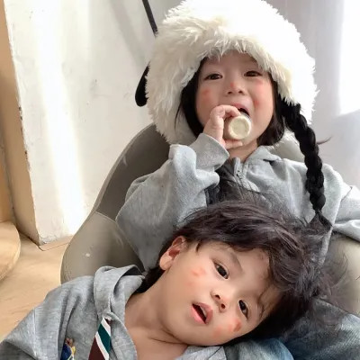 温馨可爱小萌娃情侣头像图片