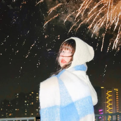 真人女生跨年微信头像