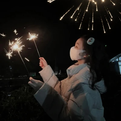 真人女生跨年微信头像