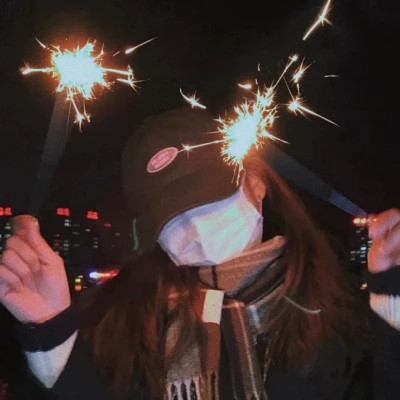 真人女生跨年微信头像