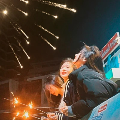 真人女生跨年微信头像