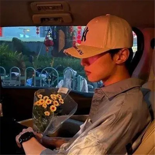浪漫人物带花的头像图片
