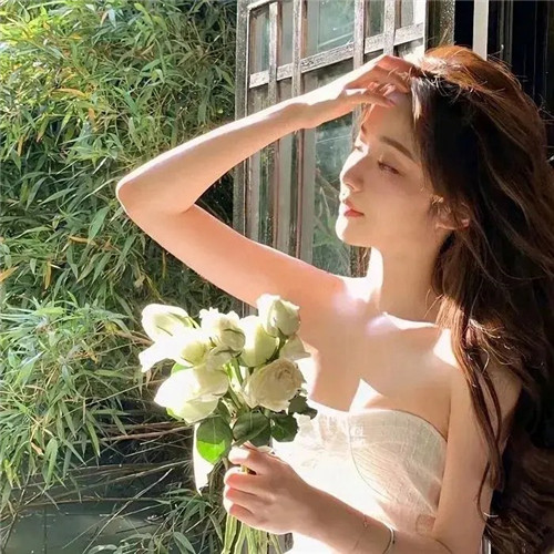 浪漫人物带花的头像图片