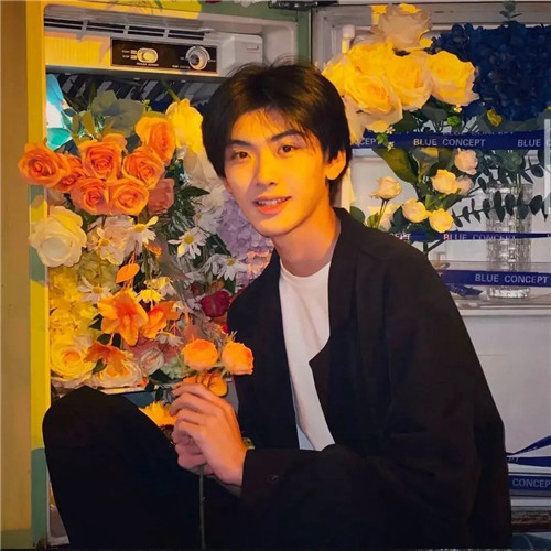 浪漫人物带花的头像图片