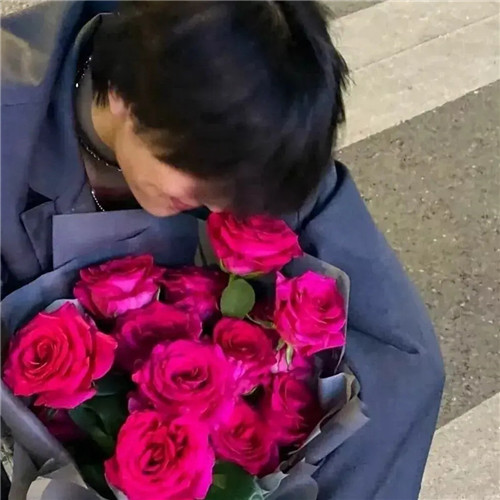 浪漫人物带花的头像图片