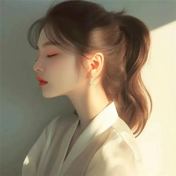 带有阳光的头像女
