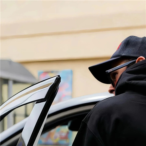 远离世俗的自由男生微信头像图片