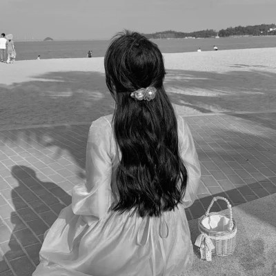 优雅女神黑白背影头像