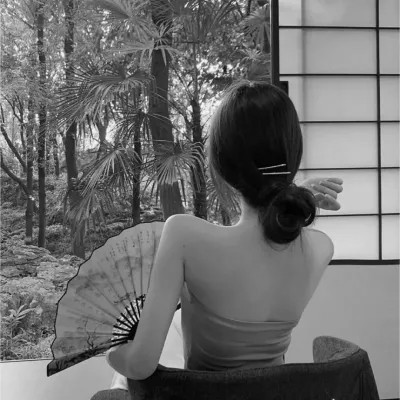 女性黑白背影头像